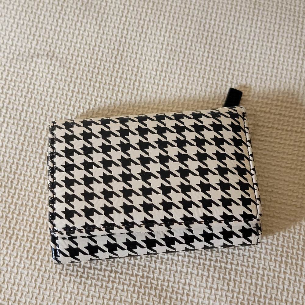 Halogen wallet black and white
